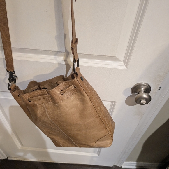 FRYE Tan Leather Beautiful Bucket Bag - Picture 6 of 11